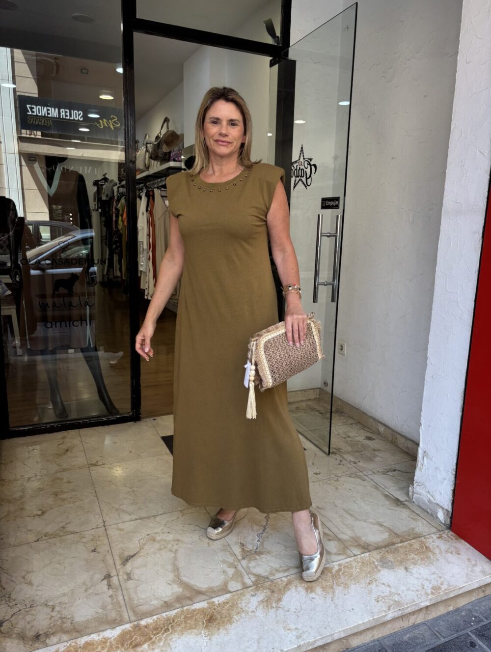 Vestido Básico Hombreras Con Tachuelas
